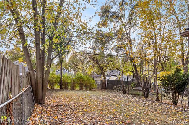 Builiding view thirty for 334 E Milton, Hazel Park, MI. 48030