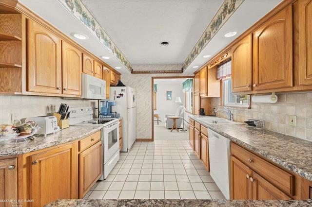 Builiding view thirteen for 7811 Alexandria, Fair Haven, MI. 48023