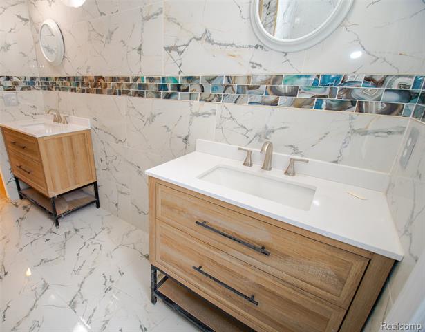 Builiding view seventeen for 21875 Beech, Southfield, MI. 48033