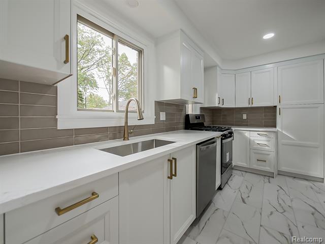 Builiding view eight for 21301 Kipling, Oak Park, MI. 48237