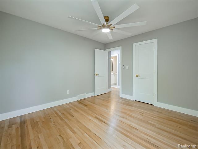 Builiding view eighteen for 21301 Kipling, Oak Park, MI. 48237