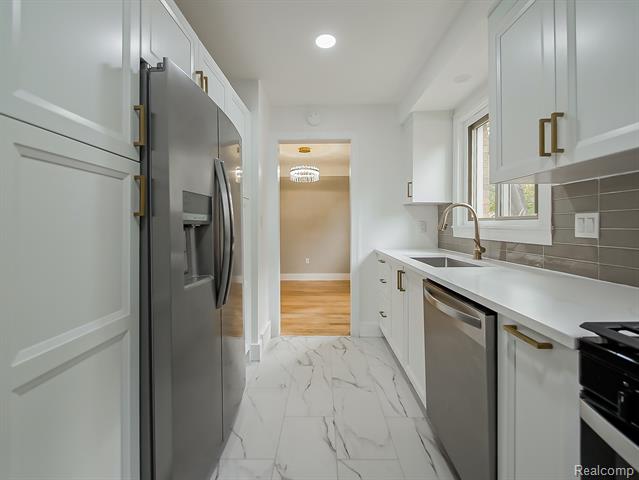 Builiding view eleven for 21301 Kipling, Oak Park, MI. 48237