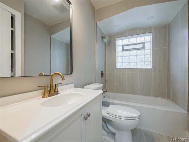 Builiding view fourteen for 21301 Kipling, Oak Park, MI. 48237