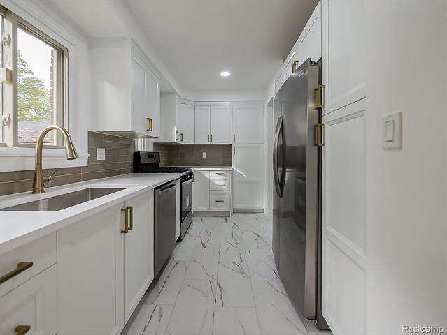 Builiding view nine for 21301 Kipling, Oak Park, MI. 48237