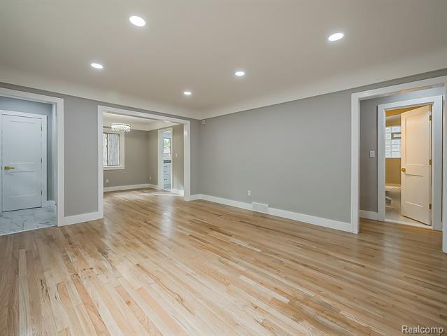 Builiding view one for 21301 Kipling, Oak Park, MI. 48237