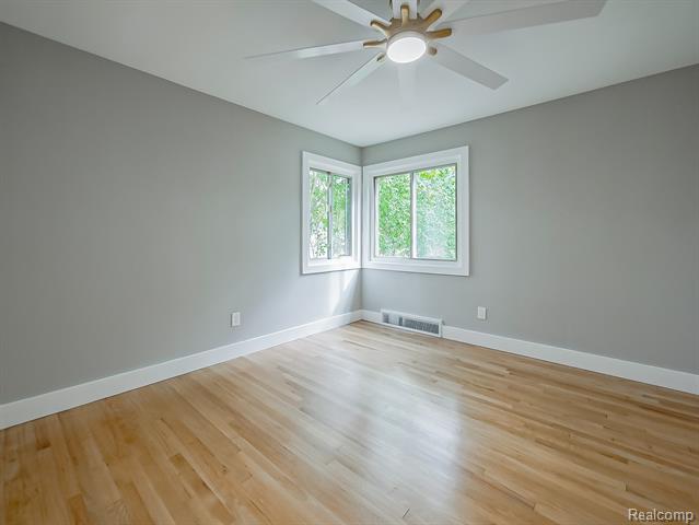 Builiding view seventeen for 21301 Kipling, Oak Park, MI. 48237