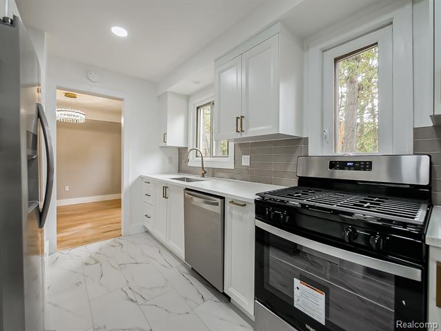 Builiding view ten for 21301 Kipling, Oak Park, MI. 48237