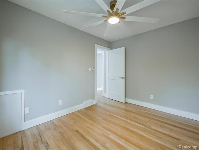 Builiding view thirteen for 21301 Kipling, Oak Park, MI. 48237