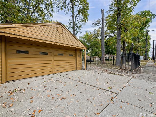 Builiding view thirty five for 21301 Kipling, Oak Park, MI. 48237