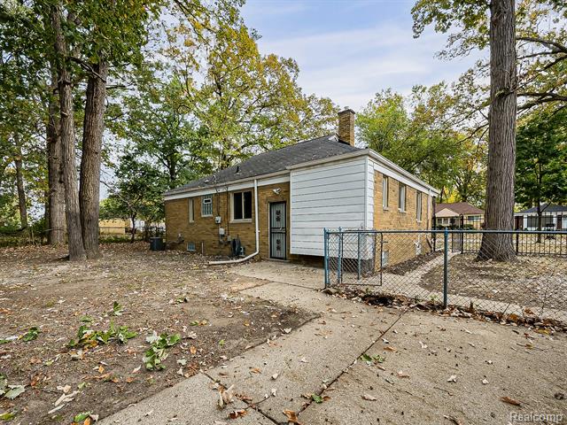 Builiding view thirty one for 21301 Kipling, Oak Park, MI. 48237