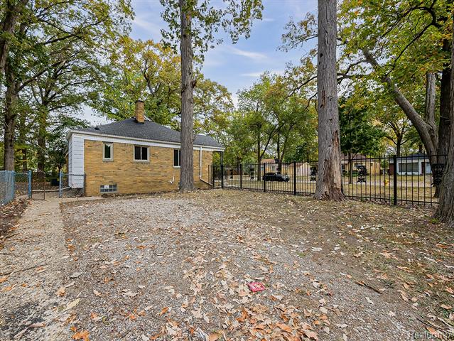 Builiding view thirty three for 21301 Kipling, Oak Park, MI. 48237