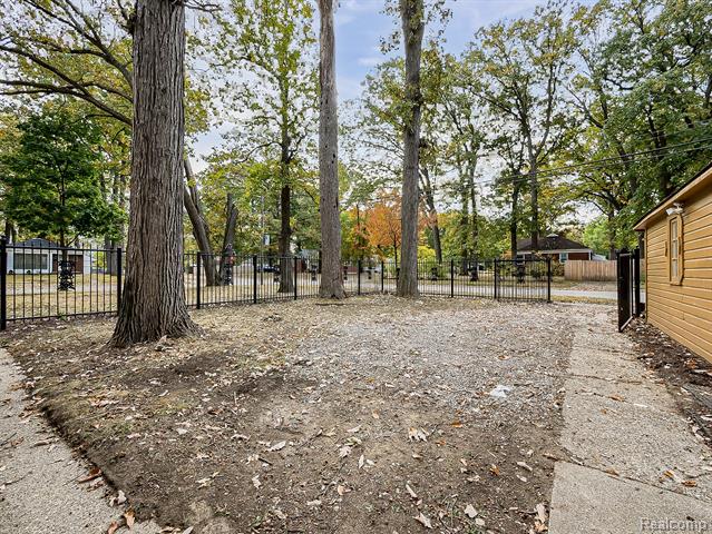 Builiding view thirty two for 21301 Kipling, Oak Park, MI. 48237