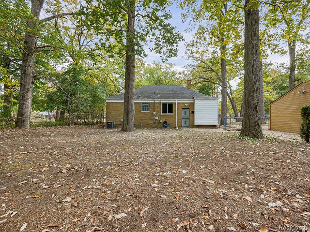 Builiding view thirty for 21301 Kipling, Oak Park, MI. 48237