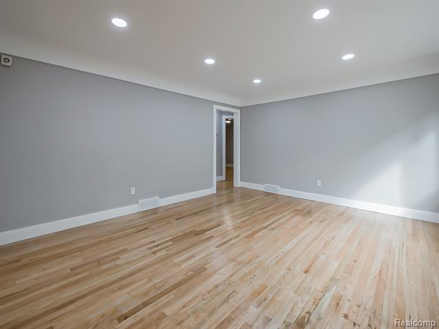 Builiding view three for 21301 Kipling, Oak Park, MI. 48237