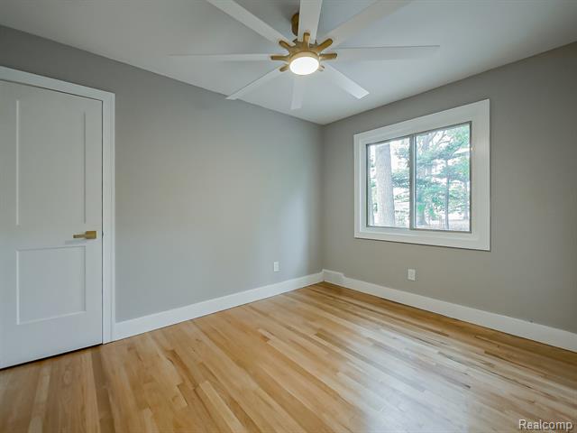 Builiding view twelve for 21301 Kipling, Oak Park, MI. 48237