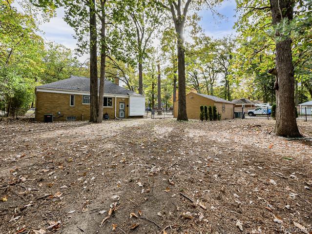 Builiding view twenty eight for 21301 Kipling, Oak Park, MI. 48237