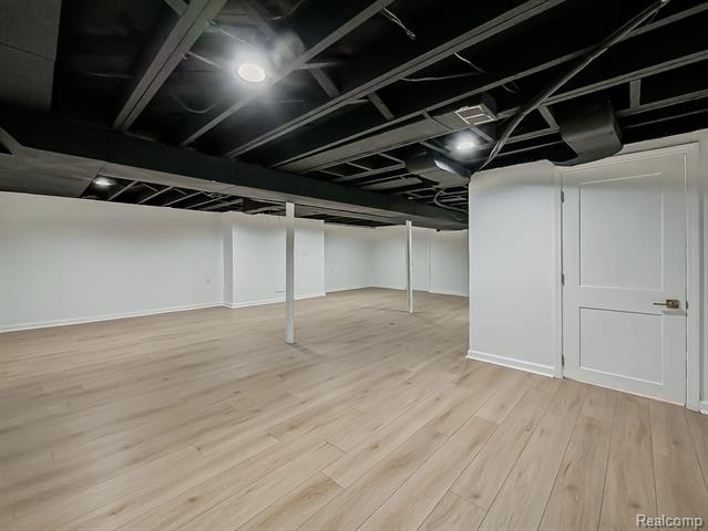 Builiding view twenty four for 21301 Kipling, Oak Park, MI. 48237