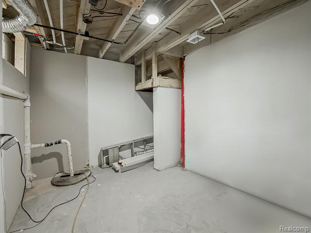 Builiding view twenty seven for 21301 Kipling, Oak Park, MI. 48237