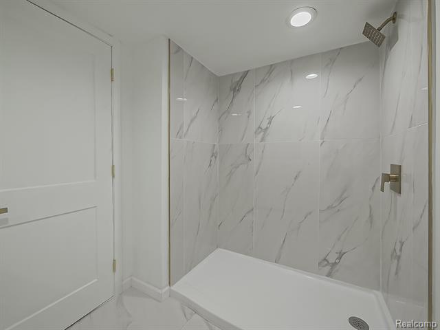 Builiding view twenty two for 21301 Kipling, Oak Park, MI. 48237