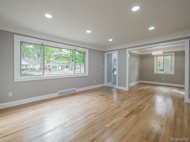 Builiding view two for 21301 Kipling, Oak Park, MI. 48237