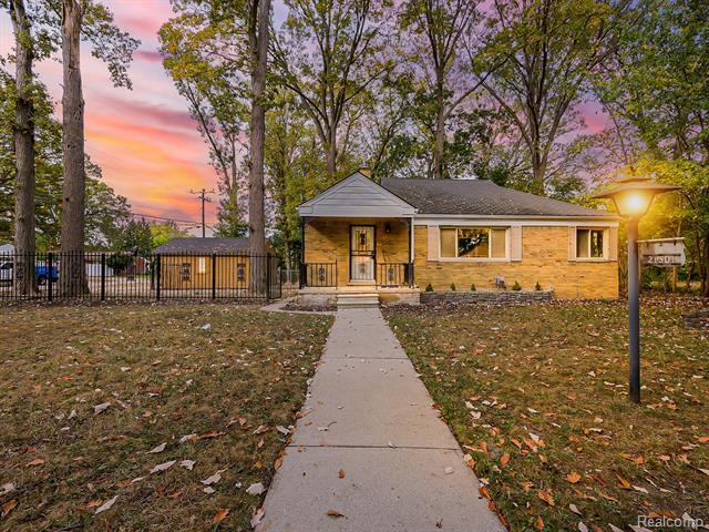 front view for 21301 Kipling St, Oak Park, Mi. 48237