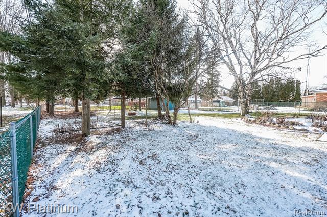 Builiding view twenty seven for 541 Cloverlawn, East China, MI. 48054