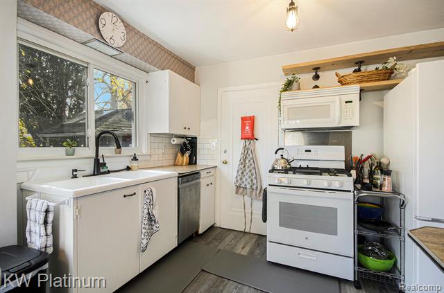 Builiding view nine for 715 Thornapple, Saint Clair, MI. 48079