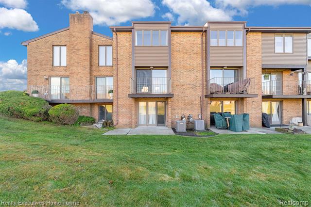 Builiding view forty four for 2500 River, Marysville, MI. 48040