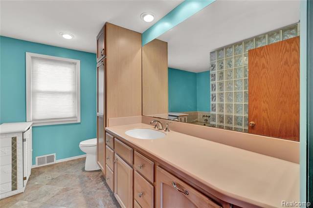 Builiding view eighteen for 5428 Gratiot, Saint Clair, MI. 48079