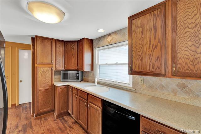 Builiding view eleven for 5428 Gratiot, Saint Clair, MI. 48079