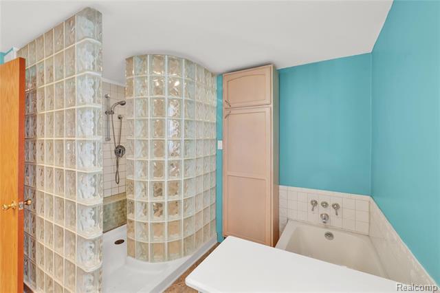 Builiding view nineteen for 5428 Gratiot, Saint Clair, MI. 48079