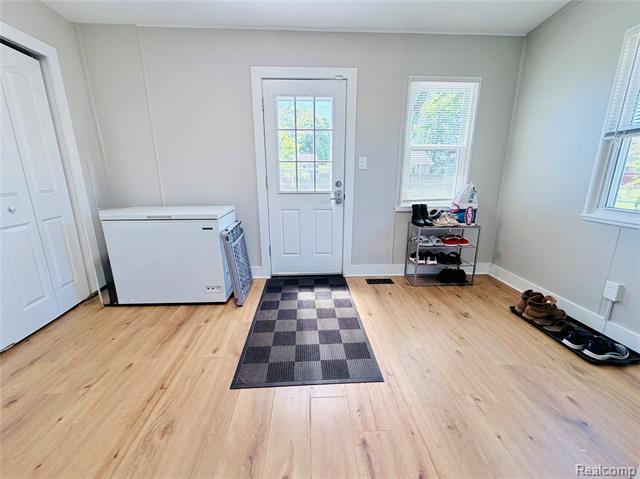 Builiding view fifteen for 2712 Vanness, Port Huron, MI. 48060