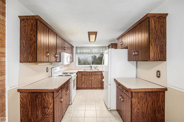 Builiding view ten for 11377 Hill, Memphis, MI. 48041