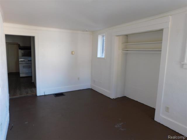 Builiding view seven for 1104 , Port Huron, MI. 48060