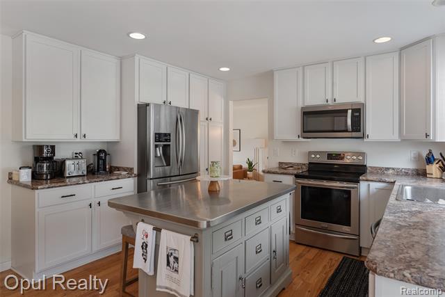 Builiding view eight for 22416 Heathersett Cres, Farmington, MI. 48335