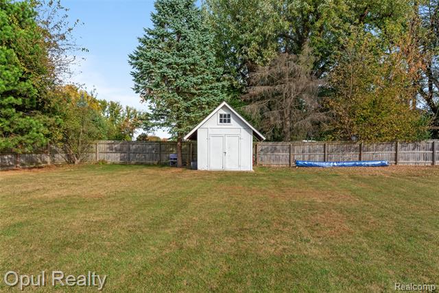 Builiding view fifty five for 22416 Heathersett Cres, Farmington, MI. 48335