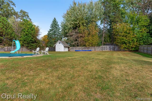 Builiding view fifty one for 22416 Heathersett Cres, Farmington, MI. 48335