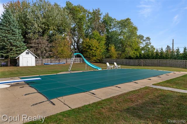 Builiding view fifty seven for 22416 Heathersett Cres, Farmington, MI. 48335