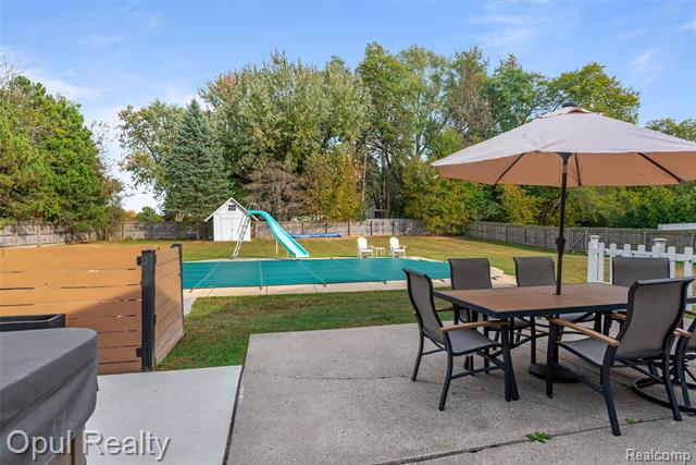 Builiding view fifty two for 22416 Heathersett Cres, Farmington, MI. 48335