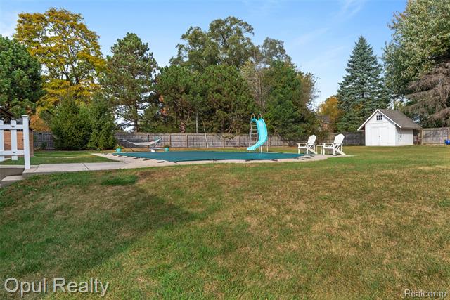 Builiding view fifty for 22416 Heathersett Cres, Farmington, MI. 48335