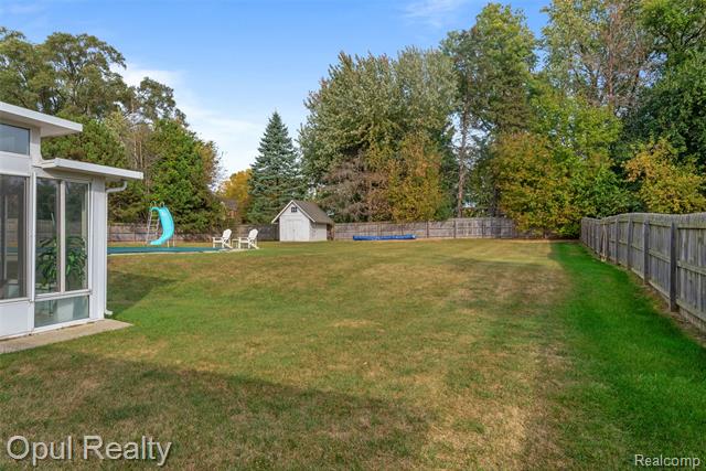 Builiding view forty nine for 22416 Heathersett Cres, Farmington, MI. 48335