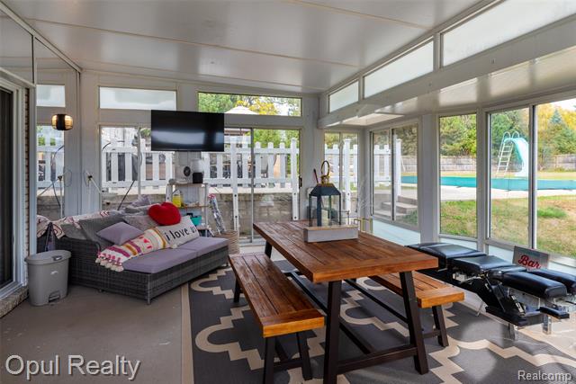 Builiding view forty seven for 22416 Heathersett Cres, Farmington, MI. 48335