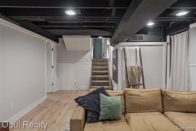 Builiding view forty for 22416 Heathersett Cres, Farmington, MI. 48335