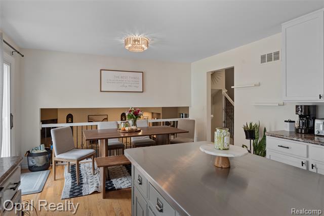 Builiding view nine for 22416 Heathersett Cres, Farmington, MI. 48335