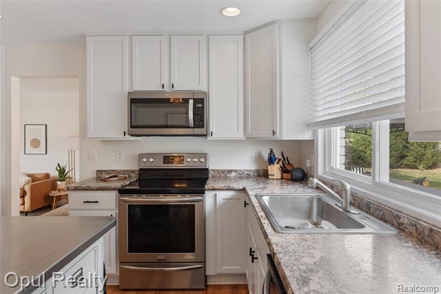 Builiding view seven for 22416 Heathersett Cres, Farmington, MI. 48335