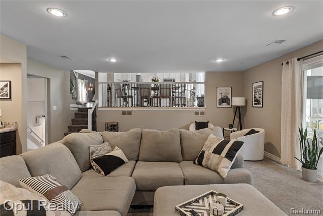 Builiding view seventeen for 22416 Heathersett Cres, Farmington, MI. 48335