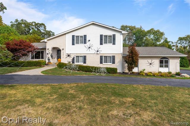 Builiding view seventy four for 22416 Heathersett Cres, Farmington, MI. 48335