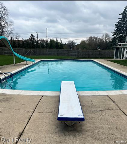 Builiding view seventy one for 22416 Heathersett Cres, Farmington, MI. 48335