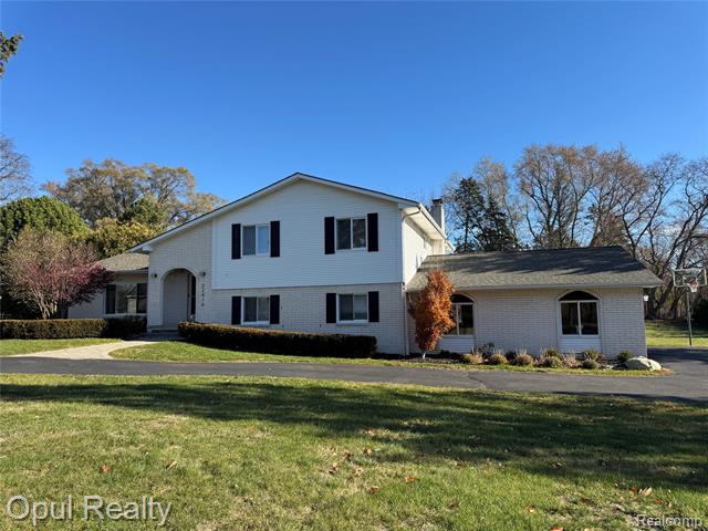 Builiding view seventy three for 22416 Heathersett Cres, Farmington, MI. 48335