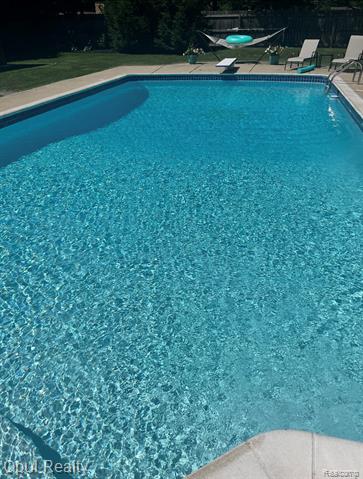 Builiding view seventy two for 22416 Heathersett Cres, Farmington, MI. 48335